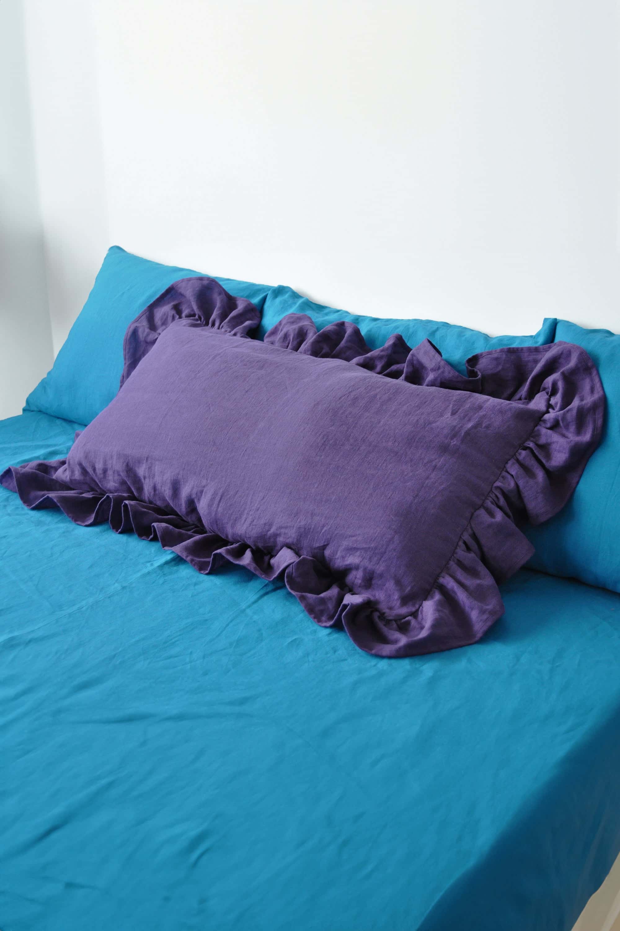 Taie d'oreiller à volants violet foncé