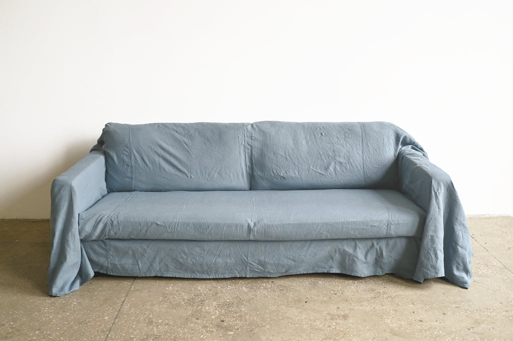 Housse de canapé bleu poussiéreux