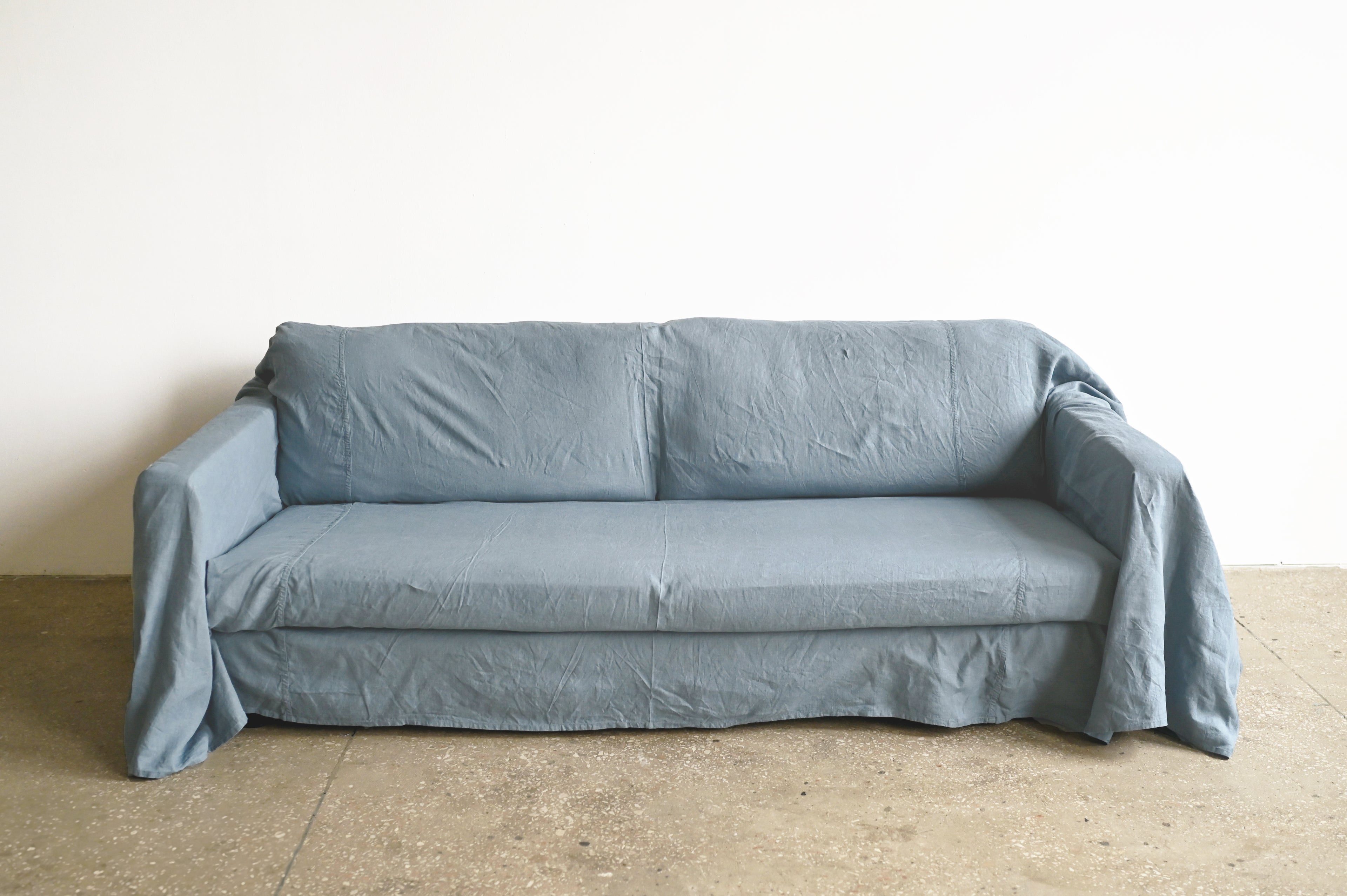 Housse de canapé bleu poussiéreux