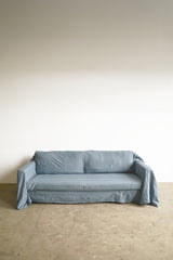Housse de canapé bleu poussiéreux