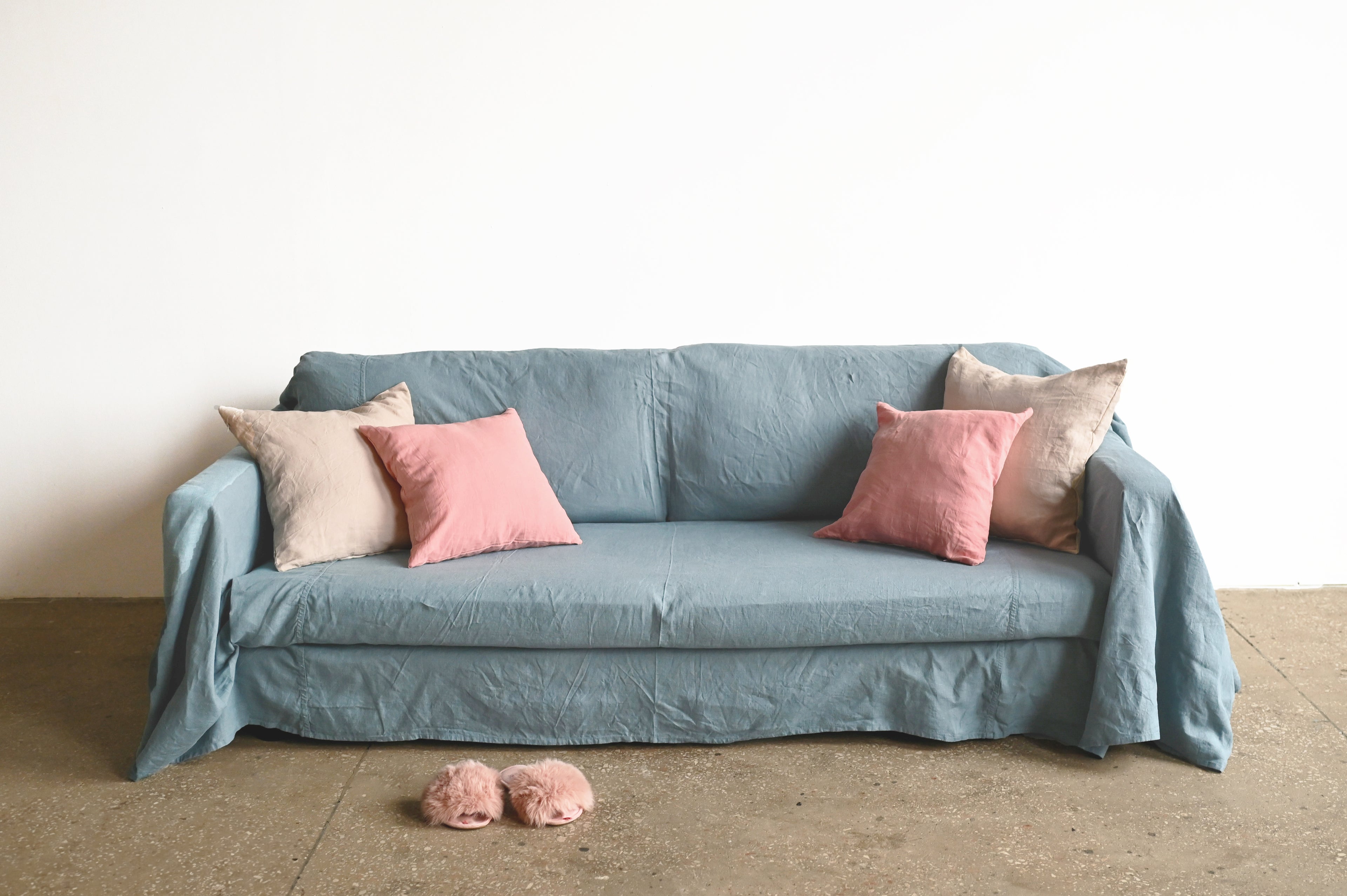 Housse de canapé bleu poussiéreux