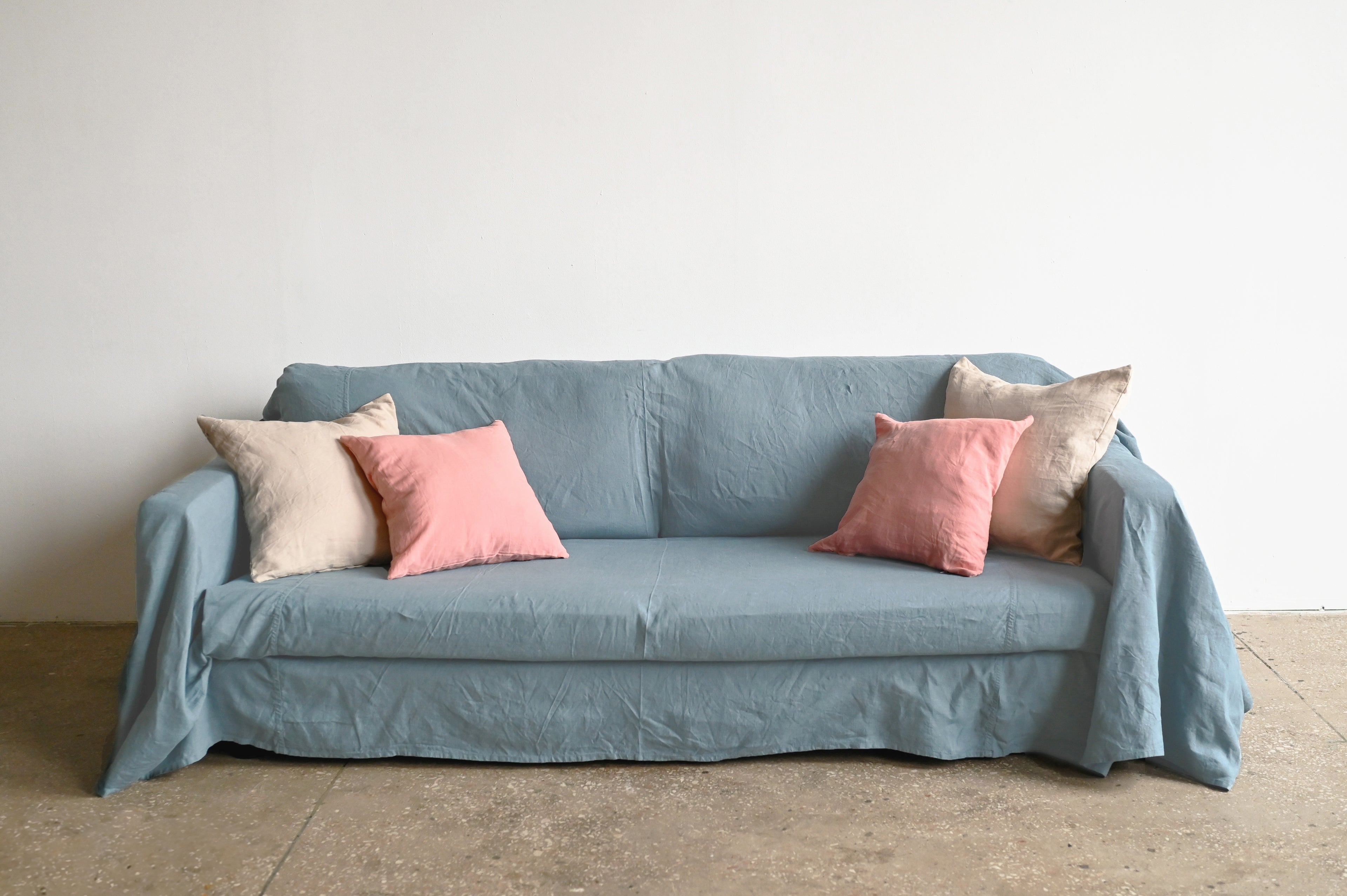 Housse de canapé bleu poussiéreux