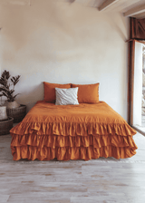 Dreifach gerüschter Bettbezug aus Leinen in gebranntem Orange
