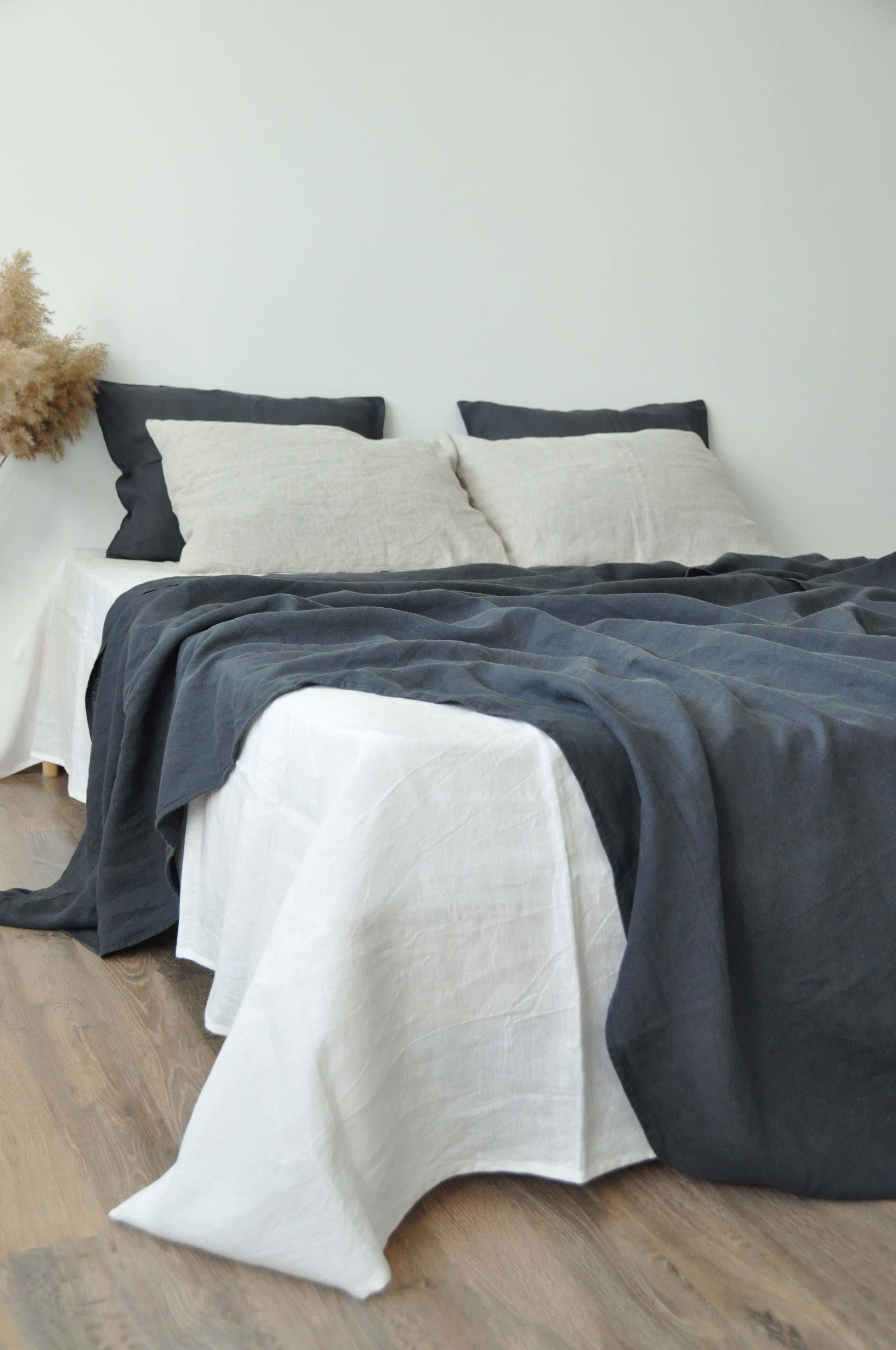 Anthrazitfarbene Tagesdecke