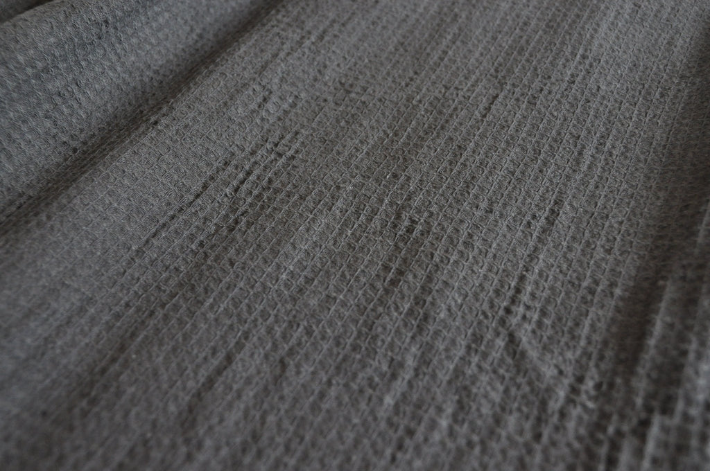Couvre-lit gaufré gris foncé