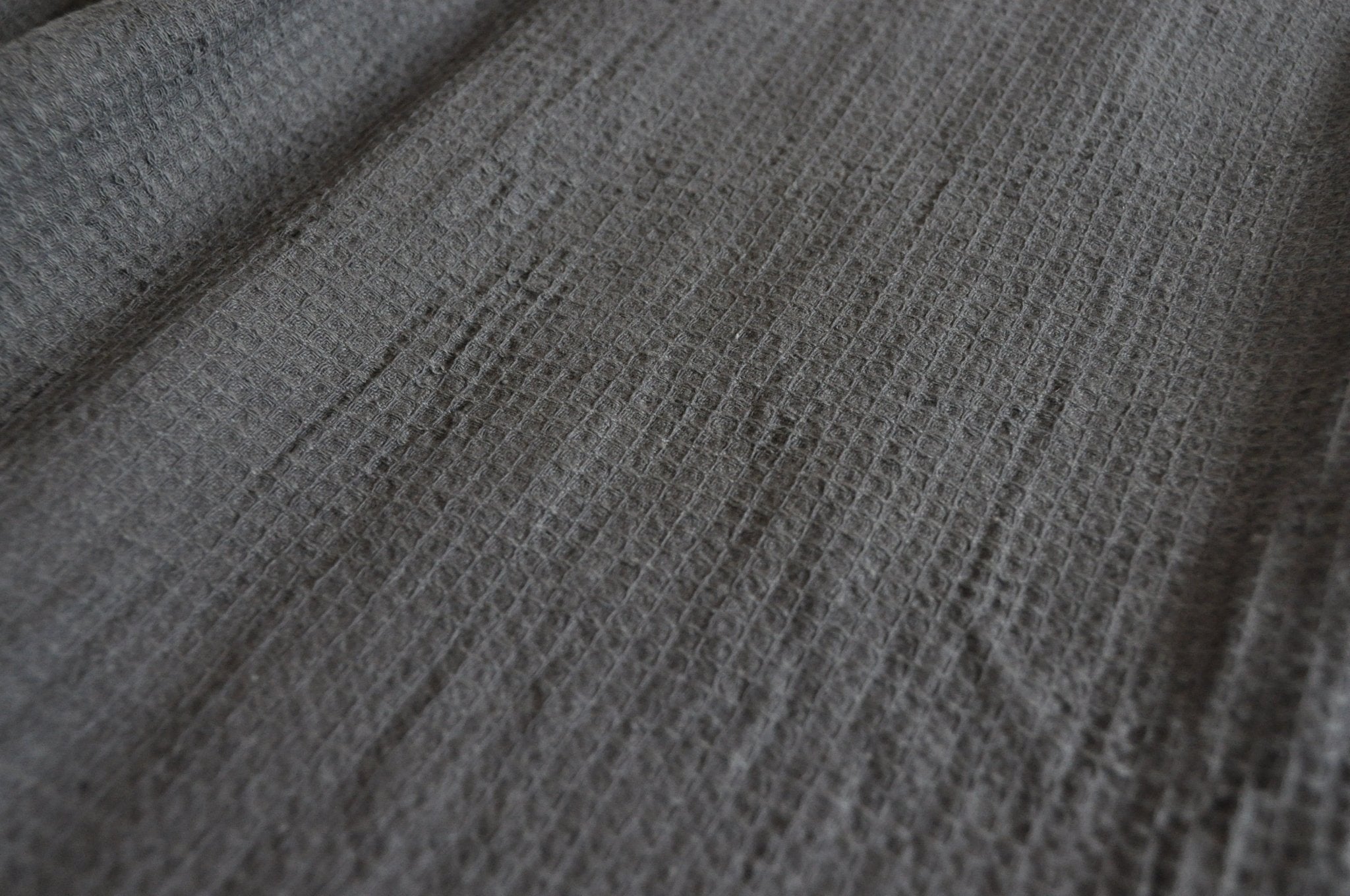 Couvre-lit gaufré gris foncé