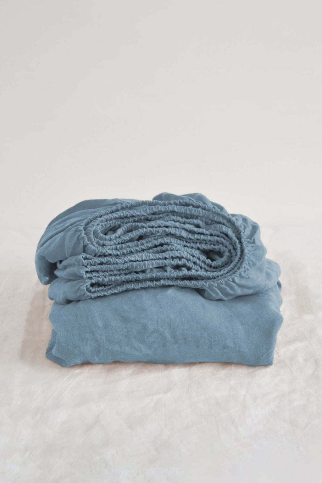 Drap-housse bleu poussiéreux