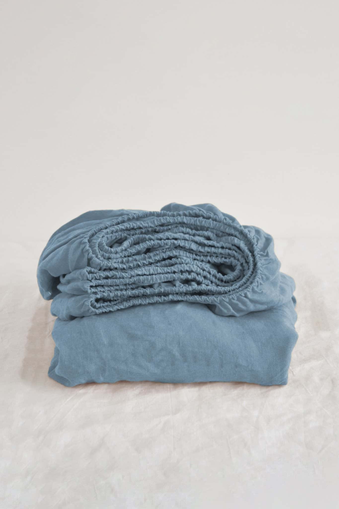 Drap-housse bleu poussiéreux