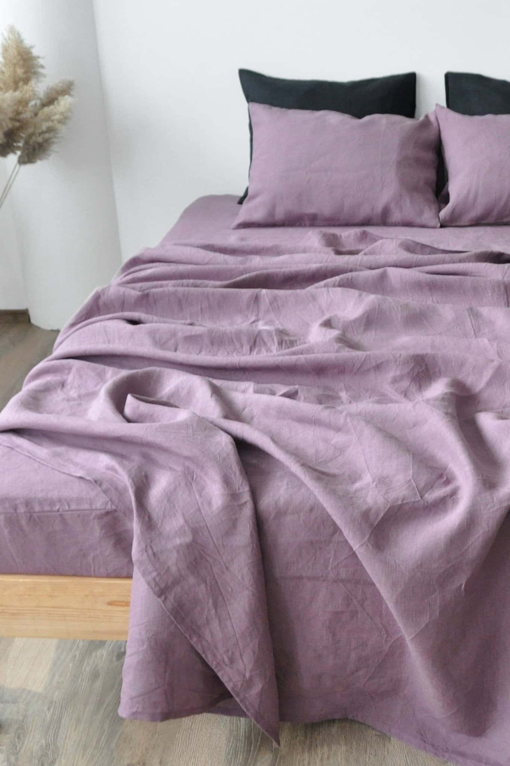 Malvenfarbenes Bettlaken